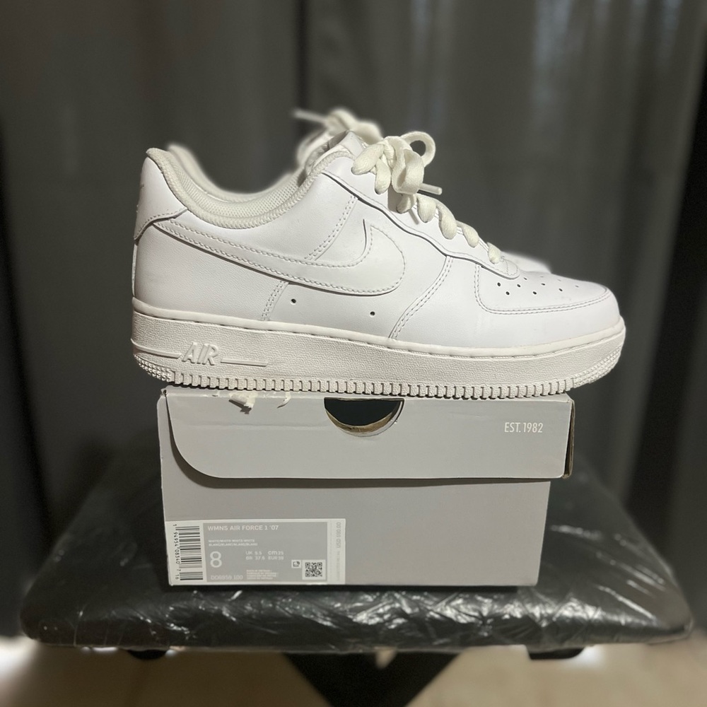Nike Air Force 1
Size 6.5Y or 8 Women’s
In original box
SMOKE FREE HOME‼️